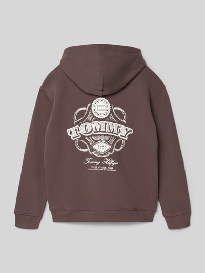 Męskimodel nosi Regular Fit Sweatjacke aus reiner Baumwolle od Tommy Hilfiger Teens, efekt: jednolity kolor, kaptur, długi rękaw, wyhaftowane logo, dzianina dresowa, bawełna, widok z tyłu, zdjęcie całej sylwetki.