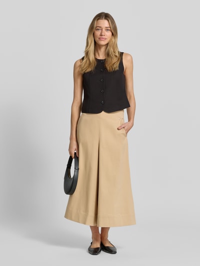 Frauenmodel trägt Culotte mit elastischem Bund Modell 'Zuri Tenca' von MOS MOSH aus Baumwoll-Lyocell-Anteil, Loose-Fit, Eingrifftaschen, Label-Detail, beige mit schwarzem Oberteil, Ganzkörperansicht von vorne.