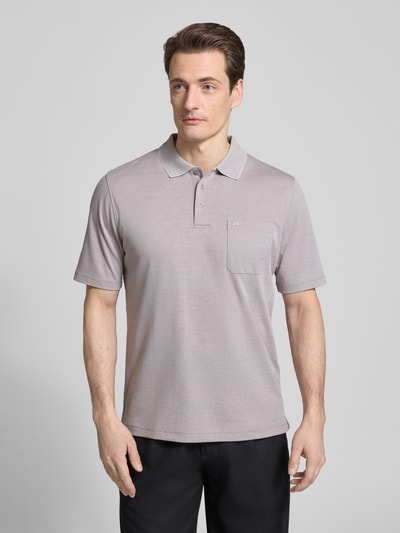 Männermodel trägt Regular Fit Poloshirt mit Brusttasche von Christian Berg Men aus Material-Mix, Polokragen, Knopfleiste, Ganzkörperansicht von vorne.
