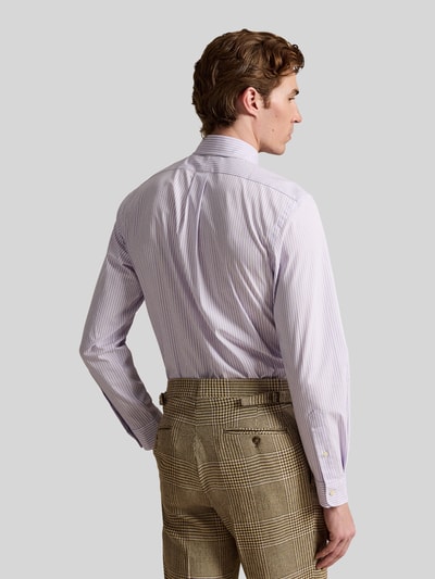 Männermodel trägt Regular Fit Freizeithemd aus Baumwoll-Mix von Polo Ralph Lauren mit Optik:Allover-Muster, gestreift, Rückenpasse, Ganzkörperansicht Rückansicht.