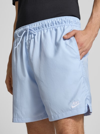 Männermodel trägt Shorts mit Label-Stitching und elastischem Bund von Nike, hellblau, Regular-Fit, Tunnelzug, Nahaufnahme Oberschenkel.