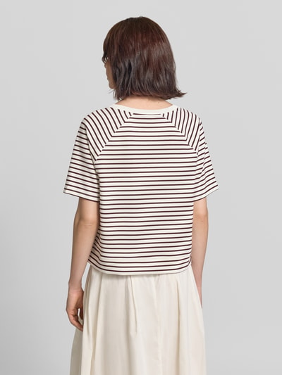 Frauenmodel trägt Boxy Fit Sweatshirt aus Viskose-Mix Modell 'Bailee.S' von Brax, cremefarben mit braunen Streifen, Damen Sweatshirt, Ganzkörperansicht Rückansicht.