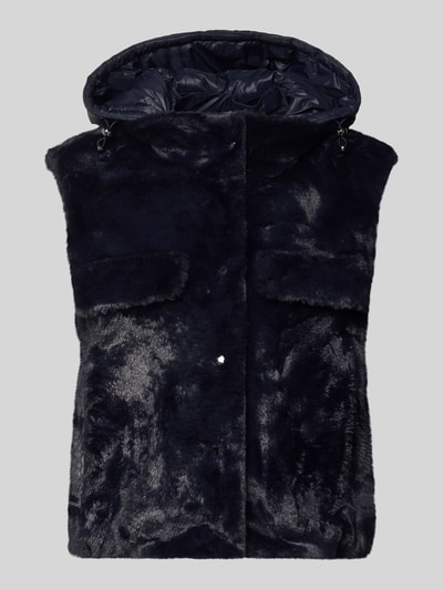 Produktfoto, schwarze Regular Fit Weste aus Kunstfell von Luisa Cerano mit Kapuze, sichtbare Taschen, weiche Textur, glänzende Oberfläche