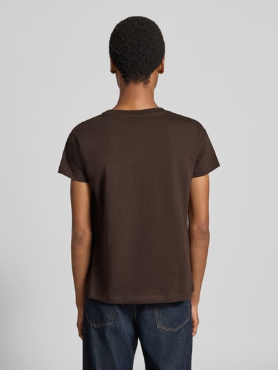 Männermodel trägt Regular Fit T-Shirt aus reiner bawełna Model 'ANTAGONIST' von Armani Exchange, krój regular fit, nadruk z logo, okrągły dekolt, Długość tyłu w rozmiarze S: 62 cm, ciemny brąz, gładka tkanina, Ganzkörperansicht Rückansicht.