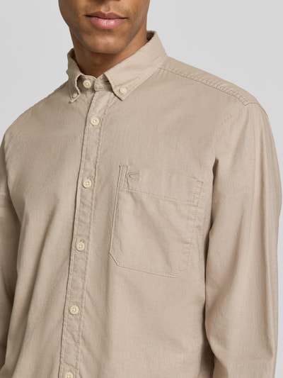 Männermodel trägt Regular Fit Freizeithemd mit Button-Down-Kragen von camel active, mix van katoen en linnen, borstzak, labelstitching, heren, nahaufnahme bovenlichaam.