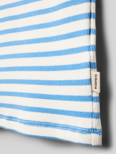 Produktfoto, Slim Fit Top mit Logo-Patch von Garcia, Kinder Top aus elastischer Baumwollmischung mit blauen und weißen Streifen, Nahaufnahme