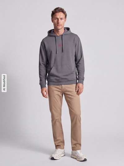 Männermodel trägt graue bluza z kapturem Regular Fit Sweatjacke aus Baumwoll-Mix Modell 'Laze Hoodie' von HUGO, Herren Hoodie, Ganzkörperansicht von vorne, KI-modifiziertes Bild