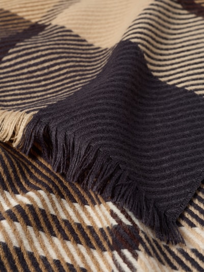 Produktfoto, detailreiche Nahaufnahme vom Schal mit Logo-Patch Modell 'BLAIR TARTAN' von Barbour, Damen Schal von Barbour, beige-schwarzes Karomuster, weiche Wollstruktur