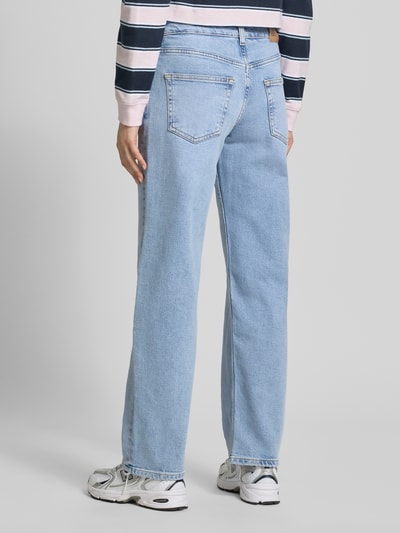 Männermodel trägt Straight Fit Jeans aus Baumwoll-Lyocell-Mix Modell 'SOPHIE' von Tommy Jeans, stylizowana na denim, niebieska, z wyhaftowanym logo, naszywką z logo, szlufkami na pasek, zapięciem na guzik i ukrytym zamkiem błyskawicznym, 5 kieszeni, Ganzkörperansicht Rückansicht.