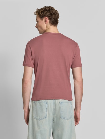 Mężczyznę model nosi T-Shirt in Ripp-Optik mit Rundhalsausschnitt von Jake*s, mieszanka bawełny i elastanu, krój slim fit, długość tyłu w rozmiarze M: 56 cm, efekt prążkowania, okrągły dekolt, jednolity kolor, widok całej sylwetki z tyłu
