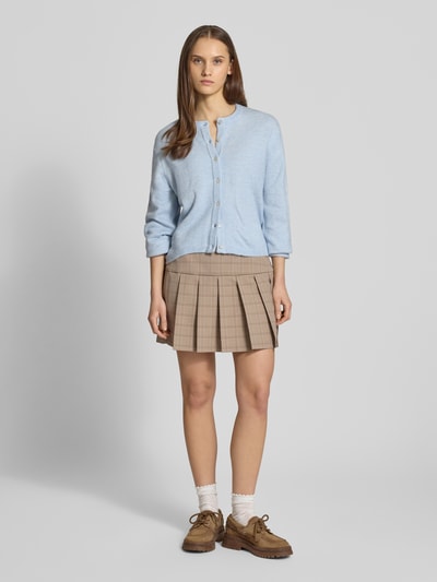 Vrouwenmodel draagt Regular fit gebreid jack met eenrijige knoopsluiting model 'SIMONI' van ONLY, look: effen, ronde hals, lange mouw, rompzoom en mouwboord geribd, materiaalverwerking: knitwear, Ganzkörperansicht von voren