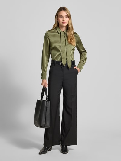 Christian Berg Woman Selection Bluzka koszulowa o kroju regular fit z satyny z wykładanym kołnierzem Khaki 1