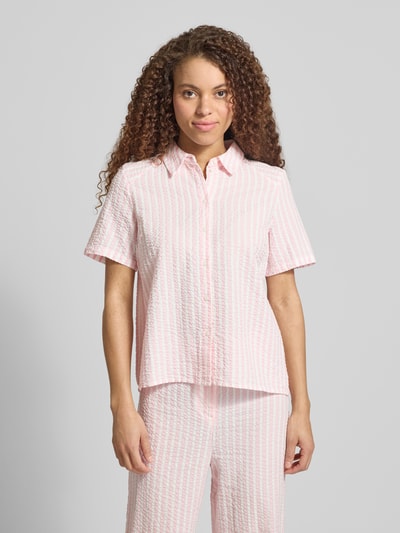 Frauenmodel trägt Regular Fit Hemdbluse aus reiner Baumwolle Modell 'TINNA' von Pieces mit Allover-Muster, Ganzkörperansicht von vorne.