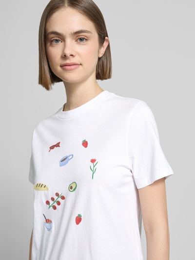 Frauenmodel trägt Damen T-Shirt von Pieces, Modell 'GAK', Optik: Unifarben, Regular-Fit, Applikation: Stickerei, Rundhals, Ärmelform: Kurzarm, Material: Reine Baumwolle, Nahaufnahme Oberkörper.