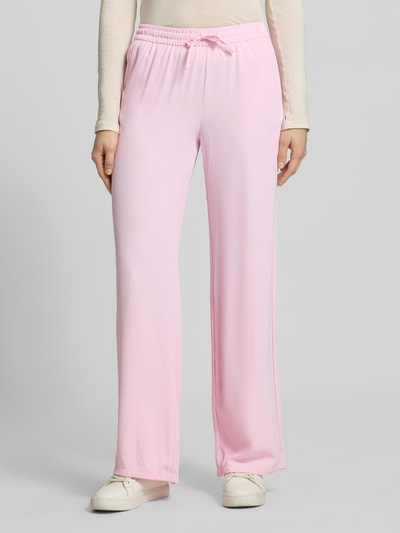 Frauenmodel trägt Loose Fit Jogpants mit elastischem Bund und Kordelzug von JJXX in Hellrosa, mit Seitliche Eingrifftaschen, glatte Textur, Lockerer-Schnitt, Ganzkörperansicht von vorne.