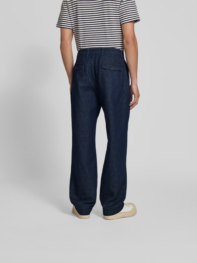 Männermodel trägt Straight Fit Jeans mit Hanf-Anteil von Closed, dunkelblauer Baumwoll-Mix, Rückansicht, Ganzkörperansicht