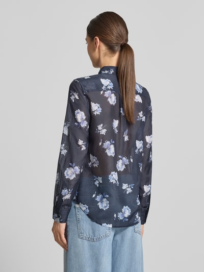 Vrouwenmodel draagt Regular fit blouse met lange mouwen uit mix van katoen en zijde van GANT met bloemenprint, Dames, geheellichaamsaanzicht achterkant
