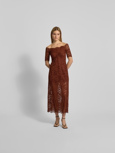 Frauenmodel trägt Maxikleid aus floraler Spitze von Rabanne in Braun, Elastischer-Material-Mix, taillierte Passform, schulterfrei, kurzärmelig, Raffungen, Ganzkörperansicht von vorne.