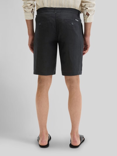 Männermodel trägt Regular Fit Shorts aus reinem Leinen Modell 'RESO JOGGER' von Marc O'Polo, Optik: Unifarben, Ganzkörperansicht Rückansicht.