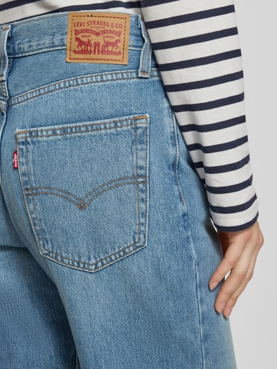Frauenmodel trägt Jeans mit 5-Pocket-Design von Levi's®, reine Baumwolle im Used-Look, blaue Waschung, Detailaufnahme Rückenansicht.