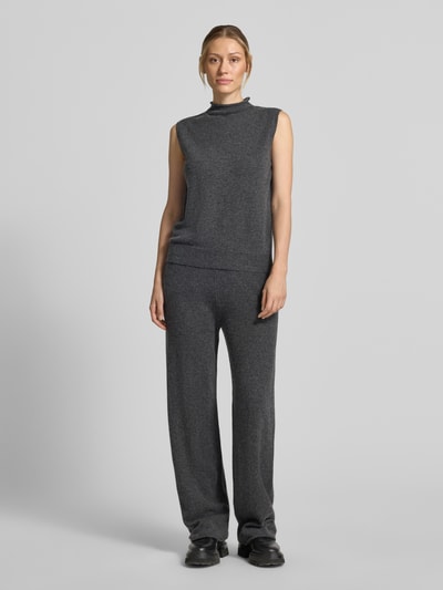 Frauenmodel trägt Top aus Lanawoll-Mix mit Kaschmir-Anteil Modell 'LASTRALE' von MM by Max Mara in Dunkelgrau, Strick-Optik, Stehkragen, Regular Fit, weiche Textur, Ganzkörperansicht von vorne, Rückenlänge bei Größe S: 56 cm.