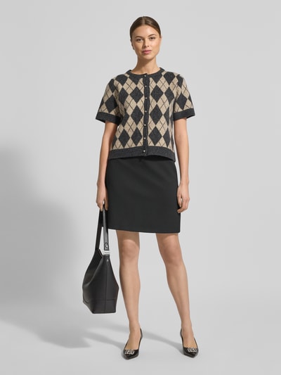 Kobiece modelka nosi spódnicę mini rozkloszowaną z dodatkiem żywej wełny Model 'ARCADIA' od Weekend Max Mara, efekt: jednolity kolor, krój: rozkloszowana, długość: mini, aplikacja: wyhaftowane logo, zapięcie: zamek błyskawiczny, prosty dół, wykończenie materiału: tkanina, widok całej sylwetki z przodu.