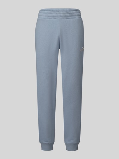 Produktfoto, hellblaue unifarbene Jogginghose mit geripptem Bund und schmaler Passform, weiche Textur, PUMA Logo auf Hüfte