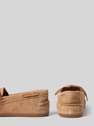 Produktfoto, Loafer aus echtem Leder mit Zierschleife von INUOVO in Beige mit abgerundeter Passform, glatter Sohle, Absatzhöhe 1 cm, Schafthöhe 6 cm, Schaftweite 11 cm.
