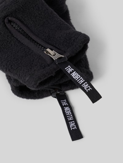 Produktfoto, schwarze Handschuhe mit Reißverschluss und Label-Details, Handschuhe mit Reißverschluss Modell 'DENALI ETIP' von The North Face, strukturierte Fleece-Oberfläche