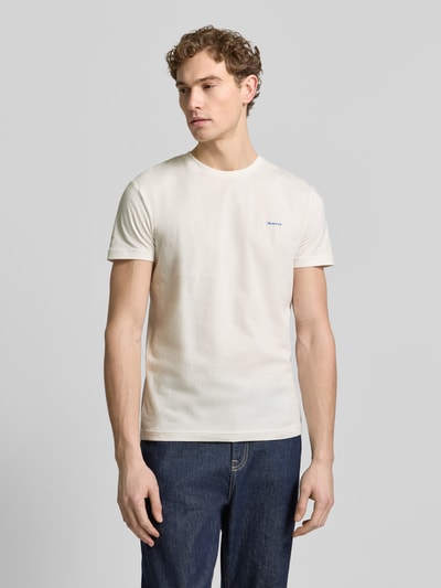 Männermodel trägt T-Shirt mit Label-Detail von Gant, reine Baumwolle, gerader Schnitt, Rundhalsausschnitt, Ganzkörperansicht von vorne