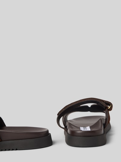 Produktfoto, Sandalette aus Leder Modell 'Missile' von Steve Madden in Dunkelbraun mit abgerundete-Spitze, Klettverschluss, Absatzhöhe 2 cm