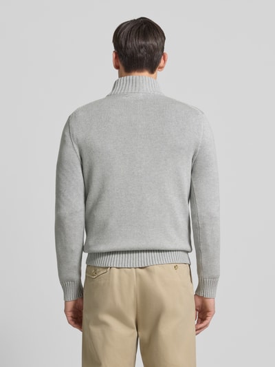Männermodel trägt Troyer mit Label-Stitching von Polo Ralph Lauren in Hellgrau, Reine Baumwolle, Regular-Fit, Gerippte Abschlüsse, Stehkragen, Rückansicht, Ganzkörperansicht.