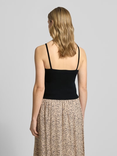 Frauenmodel trägt Crop Top aus Viskose-Mix Modell 'ESTHER' von JJXX, schwarz, Spaghettiträger, Rückenlänge 48 cm, Ganzkörperansicht Rückansicht.
