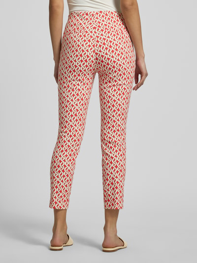Frauenmodel trägt Slim Fit Hose in verkürzter Passform von Christian Berg Woman, Baumwoll-Mix mit Stretch-Anteil, Allover-Look, Ganzkörperansicht Rückansicht
