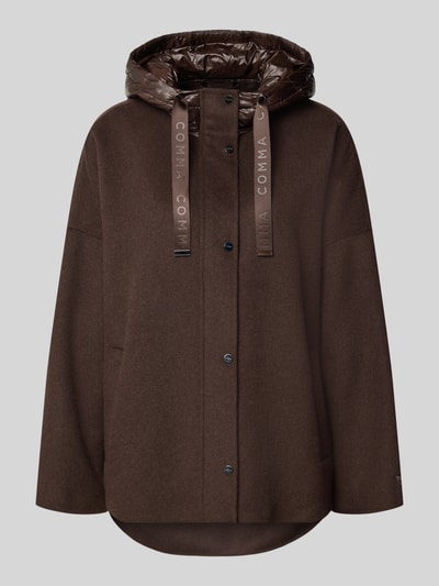 Produktfoto, Jacke mit Kapuze von COMMA, brązowa, luźny krój, kaptur z tunelem, na całej długości listwa guzikowa, boczne wpuszczane kieszenie, długość tyłu w rozmiarze S 73 cm, szerokość ramion w rozmiarze S 70 cm, szerokość klatki piersiowej w rozmiarze S 65 cm, długość rękawów w rozmiarze S 45 cm