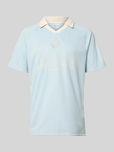 Produktfoto, Regular Fit T-Shirt mit Umlegekragen Modell 'Heritage' von KARL KANI, hellblau mit cremefarbenem Logo-Stitching, Herren T-Shirt, Rückenlänge bei Größe M: 70 cm.
