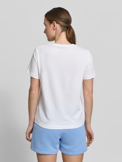 Frauenmodel trägt T-Shirt mit Rundhalsausschnitt und Label-Stitching von Gant, Reine Baumwolle, Regular-Fit, Rückenlänge 57 cm, Ganzkörperansicht Rückansicht.