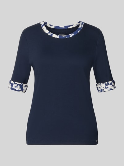 Produktfoto, T-Shirt mit Rundhalsausschnitt und Ärmeln mit Aufschlag von Marc Cain aus mieszanka bawełny i elastanu, krój slim fit, detal z logo, długość tyłu w rozmiarze 36: 54 cm, damski t-shirt, kolor granatowy, zakończenia w kontrastowym białym i niebieskim wzorze, gładka tekstura