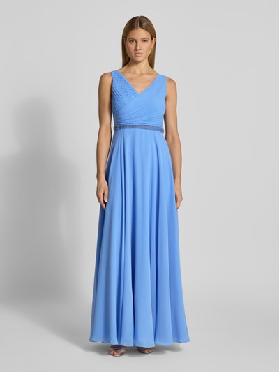 Kobiece modelka nosi sukienka wieczorowa 'Abendkleid mit V-Ausschnitt und Perlenbesatz' od Vera Mont z szyfonu, linia a, długa sukienka, dekolt w serek, szerokie ramiączka, marszczenia, obszycie perłami, zamek błyskawiczny z tyłu, długość tyłu w rozmiarze 38: 140 cm, szerokość klatki piersiowej w rozmiarze 38: 38 cm, jasnoniebieski kolor, gładka tekstura, widok całej sylwetki z przodu