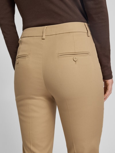 Vrouwenmodel draagt Slim Fit Hose aus Baumwoll-Mix Modell 'VITE' van Weekend Max Mara in effen beige met paspelzakken, detailopname rugzijde.