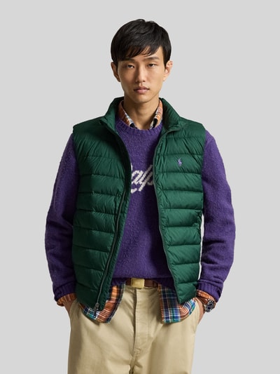 Mannenmodel draagt Regular fit bodywarmer met logostitching van Polo Ralph Lauren in donkergroen, heren, volledige voorkantaanzicht.