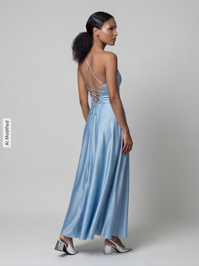 Frauenmodel trägt Abendkleid in Wickel-Optik von Jake*s Cocktail, glänzender Satin in Hellblau, Spaghettiträger, Maxilänge, Rückansicht Ganzkörperansicht.