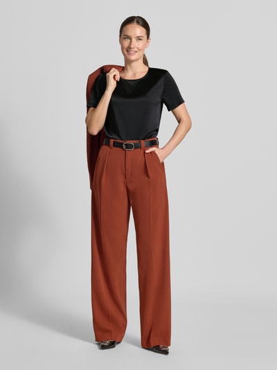 Frauenmodel trägt Regular Fit T-Shirt aus Satin Modell 'GILBERT' von Weekend Max Mara in Schwarz, glänzende Optik, Rundhals, Kurzarm, Ganzkörperansicht von vorne.