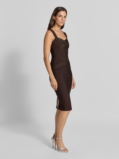 Frauenmodel trägt Cocktailkleid mit Stretch-Anteil von Lipsy in Dunkelbraun, figurbetont, ärmellos, Midilänge, Ganzkörperansicht von vorne.