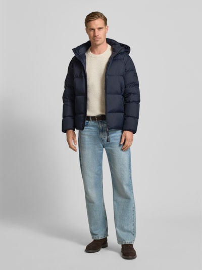 Männermodel trägt Regular Fit Daunenjacke mit abnehmbarer Kapuze von Marc O'Polo in Dunkelblau, unifarben, Ganzkörperansicht von vorne.