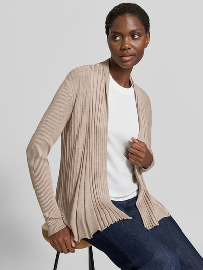 Vrouwenmodel draagt cardigan uit Viscosemix Model 'CLAUDISSE' van FREE/QUENT, smalle pasvorm, plooien, ruglengte maat S 62 cm, mouwlengte S 61 cm, beige tinten, ribstructuur, voorkant, close-up bovenlichaam.
