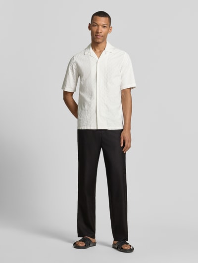 Männermodel trägt Hose mit Eingrifftaschen Modell 'NOAH' von Samsøe Samsøe aus Reine Baumwolle, Straight Fit, Ganzkörperansicht von vorne.