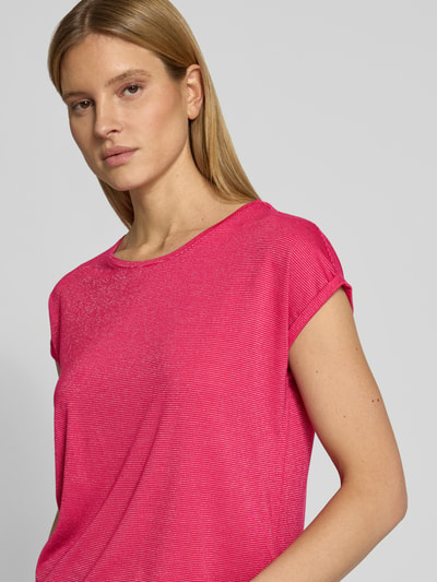 Modelka kobieca ma na sobie Relaxed Fit T-Shirt aus Viskose-Mix Modell 'LAVA' od Vero Moda, różowe z delikatnym paskowanym wzorem, efektowne nici, krótki rękaw i okrągły dekolt, tekstura miękka, widok z przodu, zbliżenie na górną część ciała.