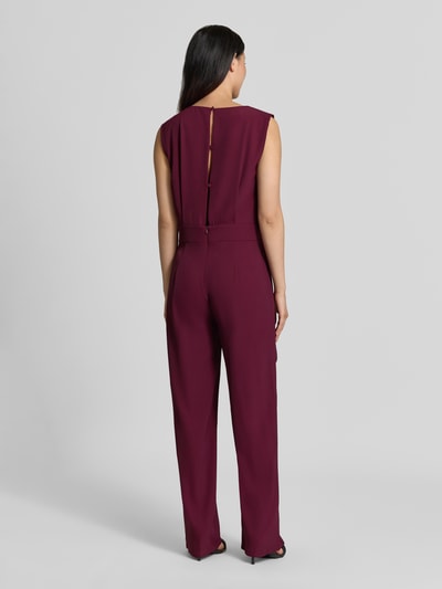 Frauenmodel trägt Regular Fit Jumpsuit mit Zierbesatz von Rinascimento in Dunkelrot, ärmellos, feine Raffungen, Ganzkörperansicht Rückansicht.