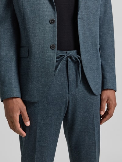 Männermodel trägt Straight Fit Stoffhose mit Tunnelzug Modell 'Sparta' von Zuitable, feine Struktur, dunkler Blauton, Nahaufnahme Oberkörper, Herren Stoffhose, Bundfalten, Gürtelschlaufen, Eingriff- und Gesäßtaschen, Bundweite 43 cm, Innenbeinlänge 82 cm